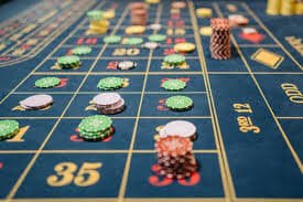 Antarmuka meja Capsa Banting di platform vegas 969 dengan kartu digital dan dealer langsung